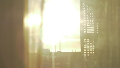 Fenster-Mit-Blick-Auf-Die-Stadt-Im-Sonnenlicht