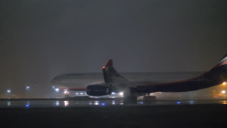 Salida-Nocturna-De-Aviones-De-Aeroflot-Bajo-La-Lluvia.