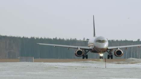 Aeroflot-Sukhoi-Superjet-100-De-Rodadura-En-El-Aeropuerto-De-Moscú,-Rusia