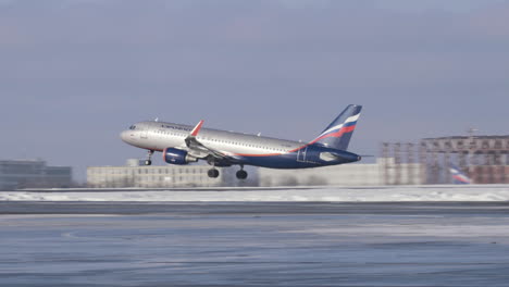 Avión-Airbus-A320-De-Aeroflot-Despegando-Vista-Invernal