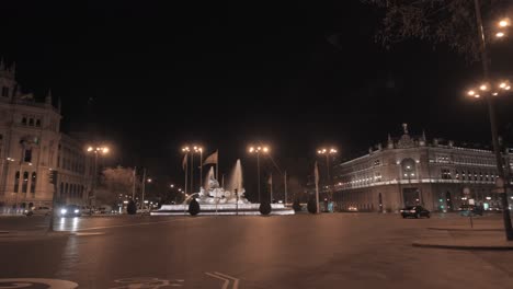 Nachtszene-Von-Madrid-Spanien-Plaza-De-Cibeles-Mit-Straßenverkehr
