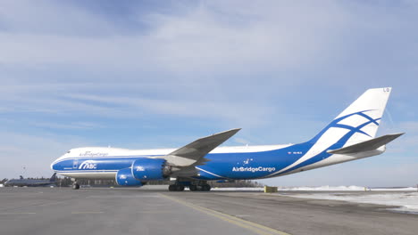 Fracht-Boeing-747-8f-Rollt-Von-Der-Landebahn