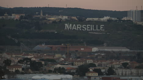 Stadtbild-Von-Marseille-Und-Schild-Auf-Den-Grünen-Hügeln-Frankreichs