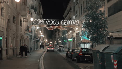Nachtansicht-Von-Carre-De-Ribera-Mit-Autoverkehr-Und-Geschlossenen-Geschäften-Valencia,-Spanien