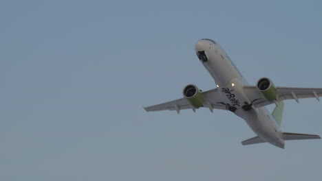 Avión-De-Airbaltic-Despegando-Y-Ascendiendo-En-El-Cielo.