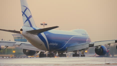 Avión-De-Carga-Boeing-747-8f-Rodando-A-La-Pista-Vista-Invernal