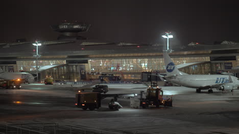 Aeropuerto-De-Vnukovo-En-La-Noche-De-Invierno-Moscú-Camiones-Quitanieves-Limpieza-De-Asfalto