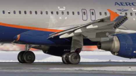 Airbus-A320-Von-Aeroflot-Rollt-Auf-Der-Landebahn-Winteransicht
