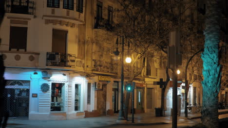 Nachtspaziergang-In-Einer-Ruhigen-Straße-Von-Valencia,-Spanien