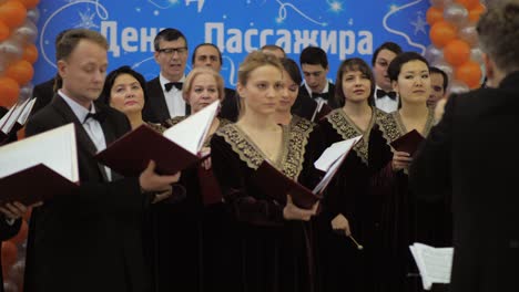 Performance-of-Russian-choir-with-director-at-Moscow-airport