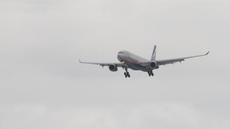Aeroflot-airplane-descending-in-crosswind