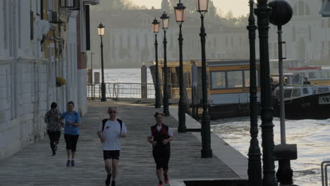 Venedig-Morgenszene-Mit-Menschen,-Die-Auf-Der-Straße-Joggen,-Italien