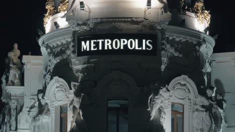Nachtansicht-Der-Gebäudefassade-Der-Metropole,-Details-Zum-Wahrzeichen-Von-Madrid,-Spanien