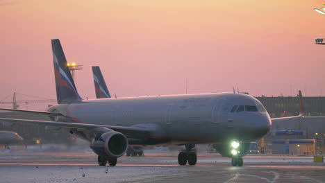 Geparkte-Und-Rollende-Flugzeuge-Am-Flughafen-Scheremetjewo-In-Moskau,-Abendansicht-Im-Winter