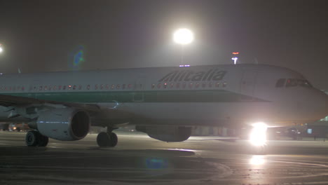 Rollende-Flugzeuge-Von-Alitalia-Am-Flughafen-Moskau-Scheremetjewo-Bei-Nacht