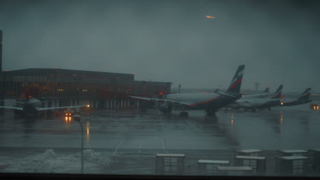 Fensteransicht-Mit-Aeroflot-Flugzeugen-Am-Terminal-F-Des-Flughafens-Scheremetjewo