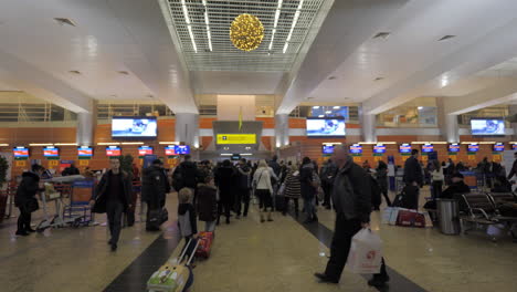 Pasajeros-En-Cola-Para-Las-Puertas-De-Embarque-En-El-Aeropuerto-Sheremetyevo-De-Moscú