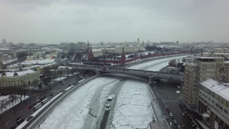 Escena-Aérea-De-Invierno-De-Moscú-Con-Puente-Sobre-El-Río-Y-Kremlin-Rusia