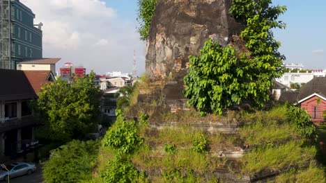 Luftaufnahme-Der-Grünen-Vegetation,-Die-Auf-Diesem-Damm-Am-Kreisverkehr-In-Vientiane,-Laos,-Wächst