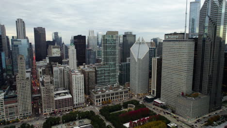 Aerial-view-in-front-of-the-Millennium-park-and-Loop-highrise,-fall-in-Chicago