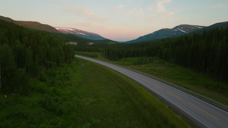Vehicles-Driving-On-Highway-E6-During-Midnight-Sun-In-Northern-Norway