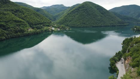 Idyllic-Jajce-Veliko-Plivsko-Lake-Waterfront-Serenity,-Bosnia