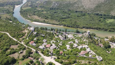 Vista-Aérea-Del-Pueblo-De-Počitelj-Junto-Al-Río,-Bosnia-Y-Herzegovina