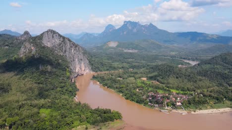 Luftaufnahme-Von-Hoch-Aufragenden-Klippen-Und-Waldlandschaft-Entlang-Des-Mekong-Flusses-In-Luang-Prabang