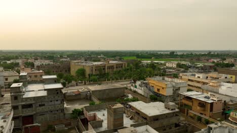 Luftflug-über-Gebäudedächern-In-Richtung-Bezirkssitzungsgericht-In-Badin,-Pakistan