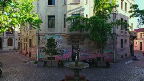 Mit-Graffiti-Bedeckter-Walker-Palast,-Luftaufnahme-Des-Abstiegs-Zum-Wunderschönen-Wasserbrunnen-Im-Viertel-Plaza-Libertad-De-Prensa-Concha-Y-Toro