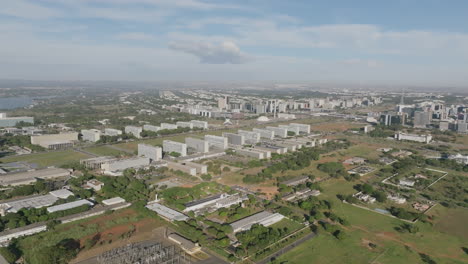 Langsam-Rotierende-Luftaufnahmen-Der-Regierungsgebäude-In-Brasilia,-Brasilien