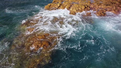 Wasserwellen-Aus-Dem-Meer-Schlagen-Auf-Die-Felsen-Am-Meeresufer-Der-Kanarischen-Insel-Teneriffa,-Statische-Handbewegung