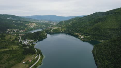Balkan-city-Jajce-on-lake-Veliko-Plivsko-in-Bosnia-and-Herzegovina,-aerial-orbit