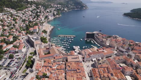 Filmische-Luftaufnahme-Mit-Überblick-über-Den-Hafen-Und-Die-Häuser-In-Dubrovnik,-Kroatien