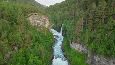 Cascades-Along-Rauma-River-Near-Kylling-Railway-Bridge-In-Møre-og-Romsdal-County,-Norway
