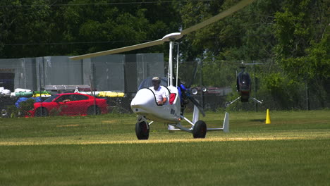 Small-Gyrocopter-landing-on-a-airfield-lawn,-sunny-day-in-Los-Angeles,-USA