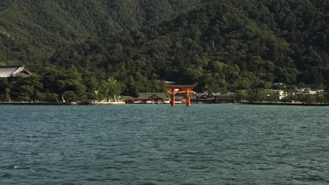 Vista-Del-Santuario-Sintoísta-Flotante-De-Itsukushima-Visto-Desde-Un-Barco-Que-Pasa