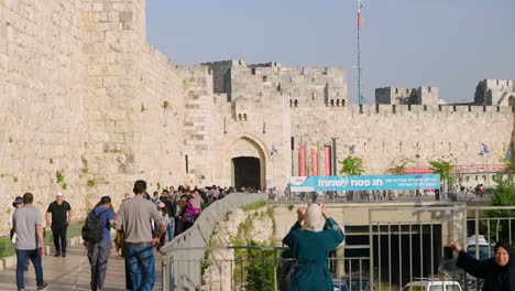 Menschen,-Die-Zum-Jaffa-Tor-In-Der-Altstadt-Von-Jerusalem,-Israel,-Gehen