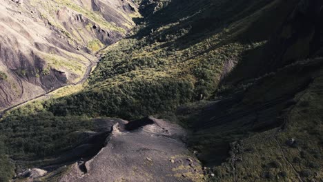 Montañas-Aéreas-Del-Bosque-Cubierto-De-Hierba-De-Thorsmörk,-Famoso-Paisaje-Emblemático-Del-Parque-Nacional-Islandés-Noviembre