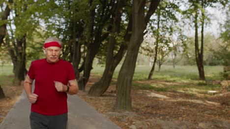 Senior-sport-man-starting-smart-watch-timer,-tracking-distance-and-start-running-in-public-park