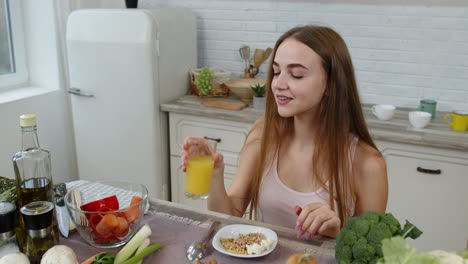 Mädchen-Isst-Rohe-Buchweizensprossen-Mit-Nüssen-Und-Trinkt-Orangensaft-In-Der-Küche.-Gewichtsverlust-Und-Diät