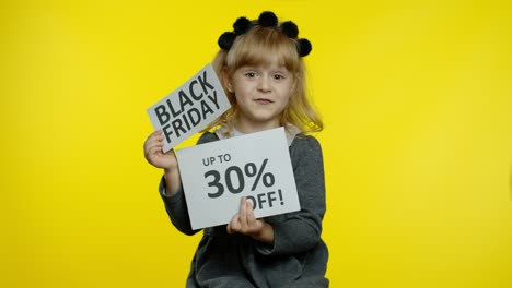 Kind-Mädchen-Zeigt-Black-Friday-Und-Bis-Zu-30-Prozent-Rabatt-Auf-Werbebanner.-Niedrige-Preise,-Einkaufen