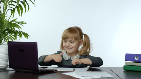 Online-Lernen,-Fernunterricht,-Unterricht-Zu-Hause.-Mädchen-Macht-Schulprogramm-Online-Am-Computer