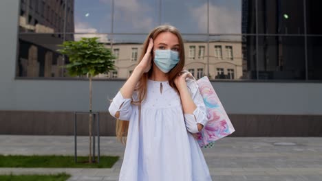 Teenager-Mädchen-Mit-Mehrfarbigen-Einkaufstüten-Und-Schutzmaske.-Schwarzer-Freitag-Während-Des-Coronavirus