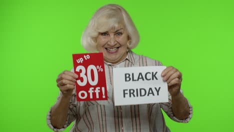 Ältere-Großmutter-Zeigt-Black-Friday-Werbebanner-Mit-30-Prozent-Rabatt.-Chroma-Key