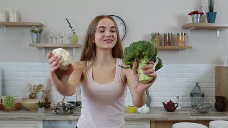 Chica-Recomendando-Comer-Alimentos-Vegetales-Crudos.-Mostrando-Brócoli-Y-Coliflor.-Perdida-De-Peso,-Dieta