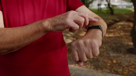 Erwachsener-Läufer-Beginnt,-Auf-Den-Touchscreen-Seiner-Smartwatch-Zu-Tippen,-Die-Entfernung-Zu-Verfolgen-Und-Den-Puls-Zu-überprüfen