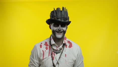 Finsterer-Mann-Mit-Schrecklichen-Halloween-Skelett-Make-up-Gesichtern,-Der-In-Die-Kamera-Blickt-Und-Ein-OK-Zeichen-Zeigt