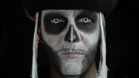 Gruseliger-Mann-Mit-Karnevals-Make-up-Aus-Halloween-Skelett,-Der-Seine-Augen-Vor-Schwarzem-Hintergrund-öffnet