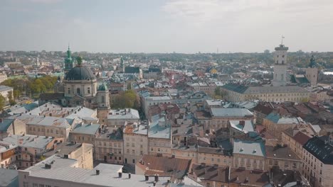 Ciudad-Aérea-Lviv,-Ucrania.-Ciudad-Europea.-Zonas-Populares-De-La-Ciudad.-Dominicano